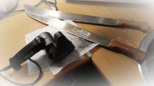 zombi apokalipszisra készült egy barátom :D a tramontina bozótvágók se az éltartásukról híresek, de nem is kell alapból nekik :D